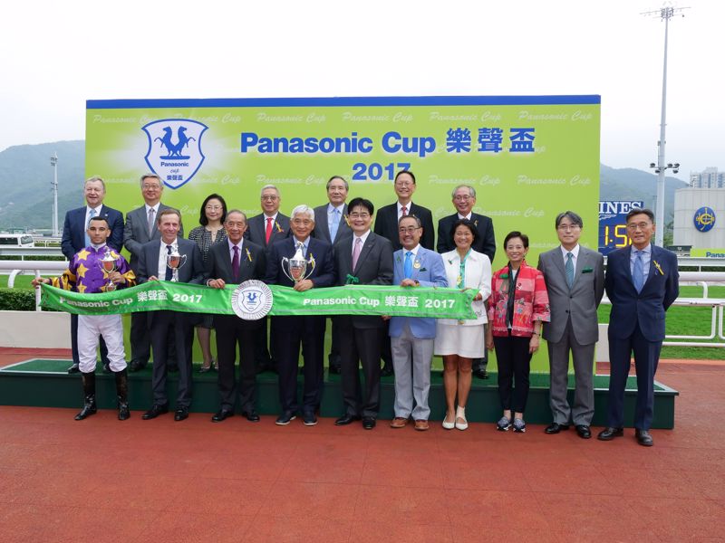 (6th from right) Mr Tetsuro Homma, President of Panasonic Corporation Appliances Company, Mr & Mrs David Mong (5th & 4th from right) and Ms Cynthia Mong (3rd from right) presented the trophies to the winning owner, the trainer and the jockey respectively.